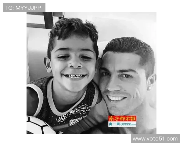 中国网红与足球球星亲密互动引发热议 社交平台互动超高人气 中国网红与足球球星亲密互动引发热议 社交平台互动超高人气