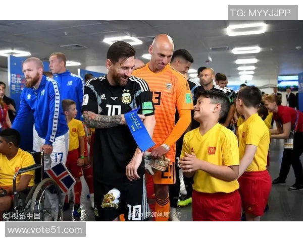 世界杯聚焦球星与足球宝贝魅力展现球场风采与热情瞬间 世界杯聚焦球星与足球宝贝魅力展现球场风采与热情瞬间