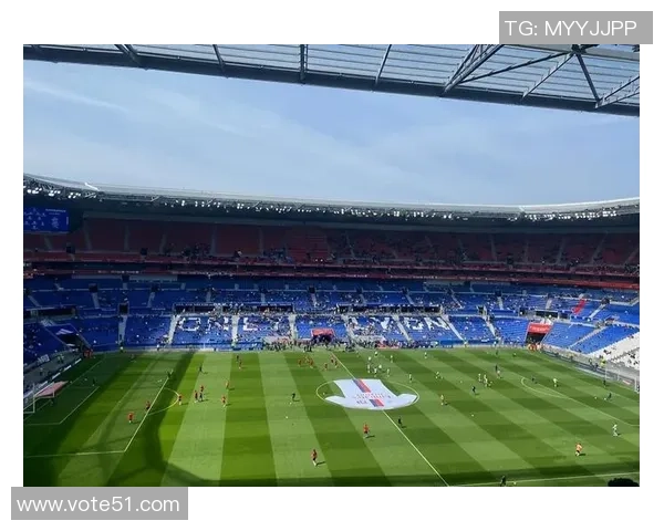 国王足球球星闪耀绿茵赛场再创辉煌传奇点燃无数球迷热情