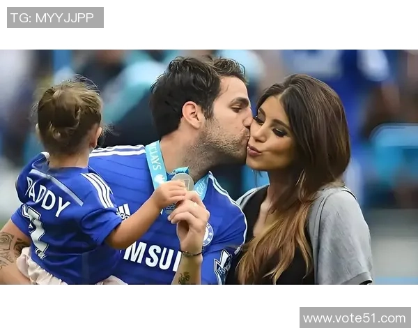 足球场上球星互相戏耍精彩瞬间：当顶级球员展现幽默与创意的一面