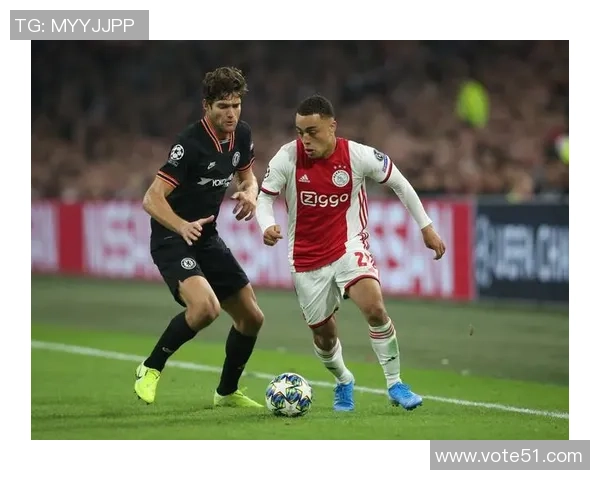 《从巴黎街头到绿茵场：法国足球新星的梦想与坚持》