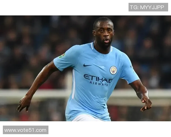 亚亚图雷驰骋绿茵场的巅峰时刻展现足球王者风范